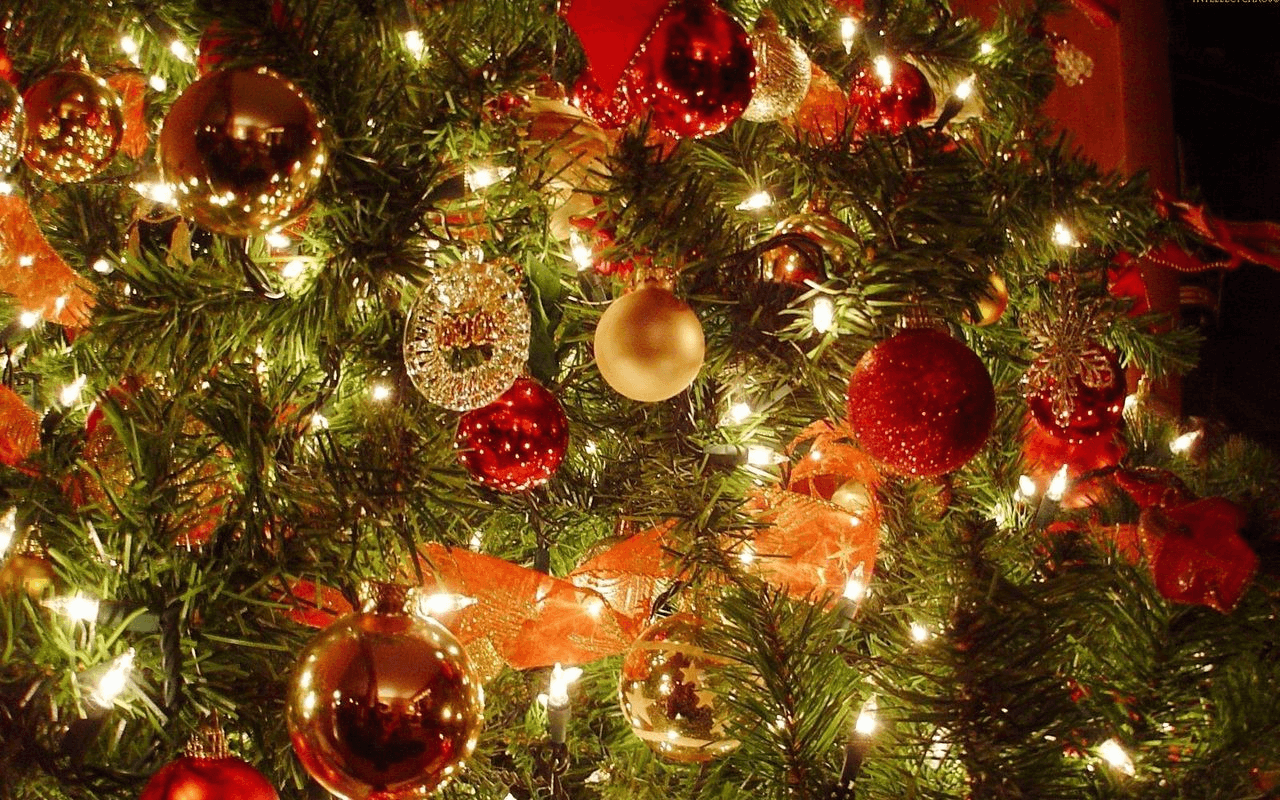What is the most popular Christmas ornament color?