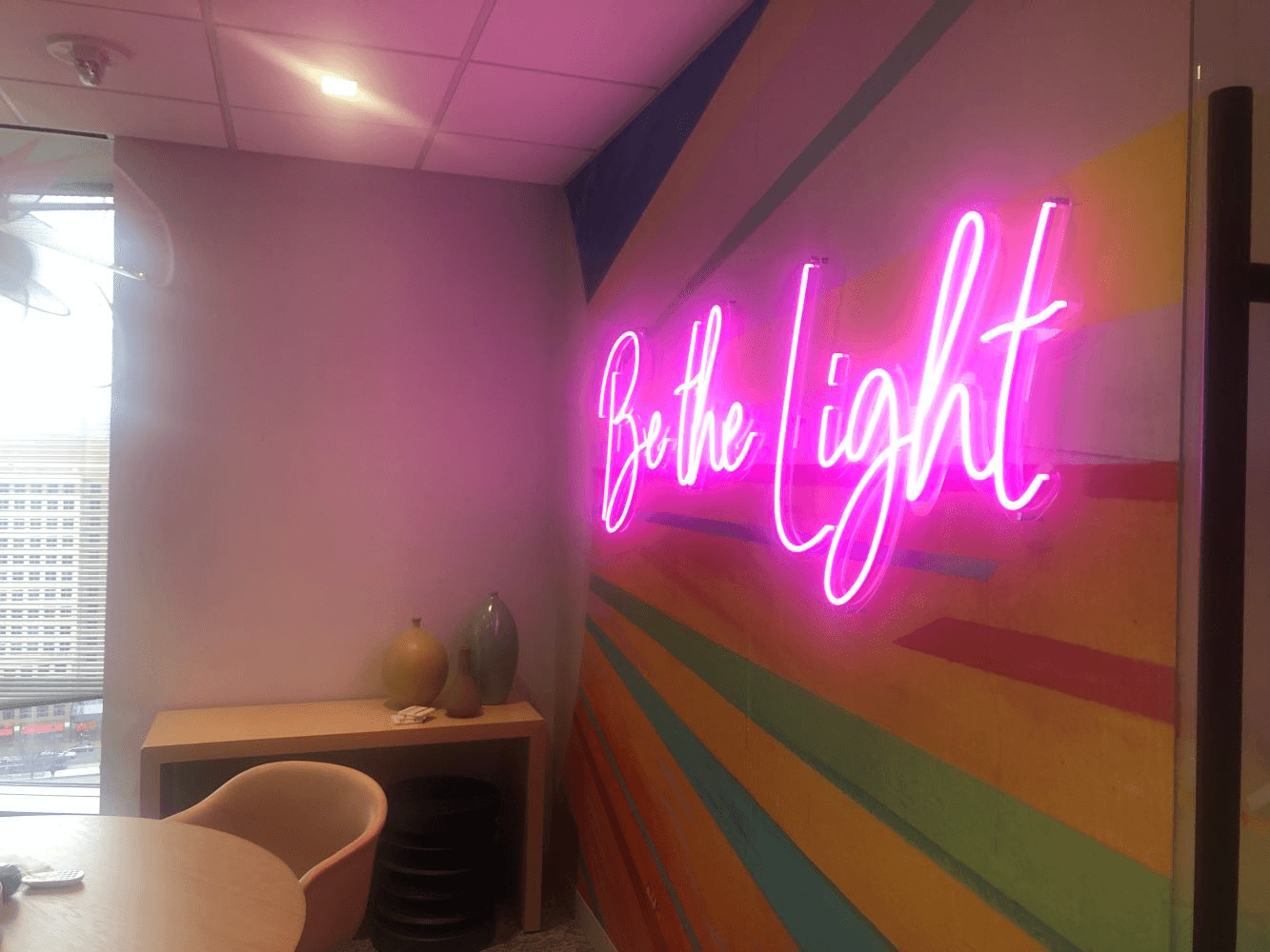 Distinctive Design Elements in Kansas City's Custom Neon Signs